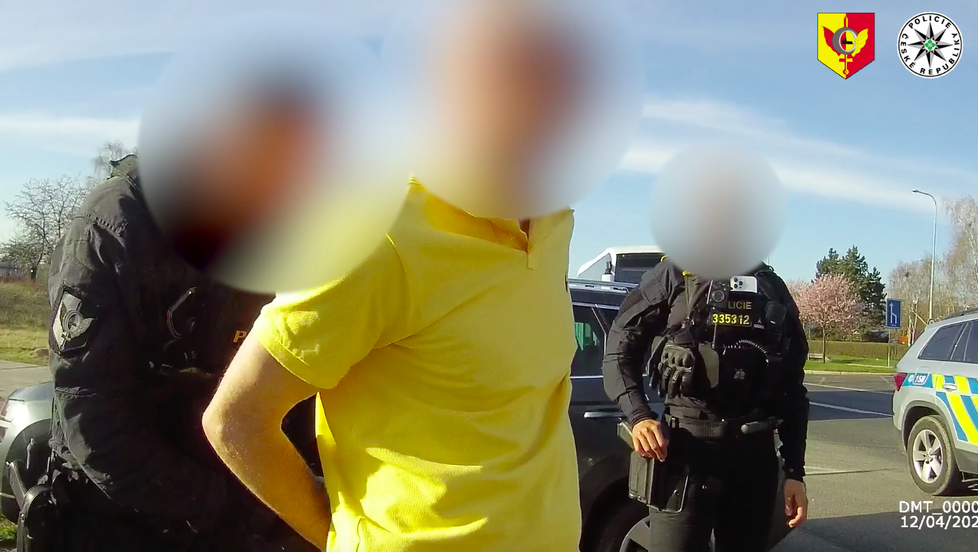 Hlídka pražské policie zadržela řidiče (51), byl zfetovaný a vezl zbraně, zbrojní průkaz neměl.