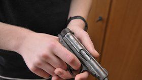 Náctiletý mladík přepadl s pistolí v ruce brněnskou prodejnu a dvě nezletilé dívky. (Ilustrační foto)