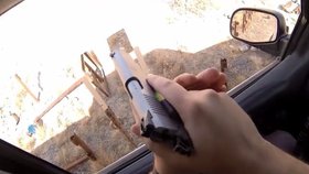 Mladík střílel plynovou pistolí z okna svého vozu. (Ilustrační snímek)