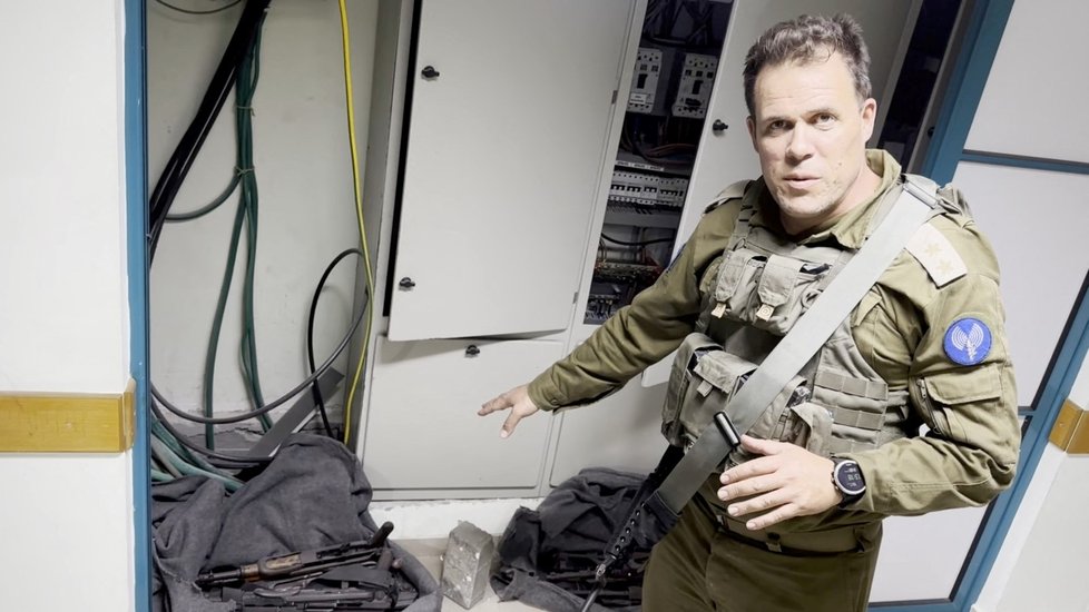 Izraelská armáda ukazuje, jak v nemocnici Šifá našla výzbroj Hamásu. (16. 11. 2023)