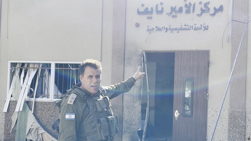 Izraelská armáda ukazuje, jak v nemocnici Šifá našla výzbroj Hamásu. (16. 11. 2023)