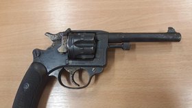 Zbraňová amnestie vydal i unikátní kousky jako třeba revolver St. Etienne z roku 1892.