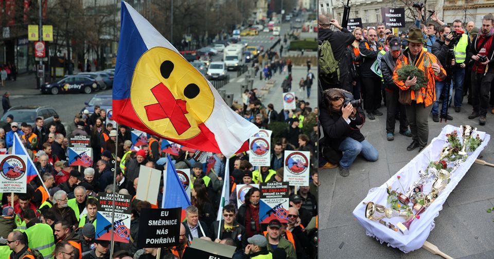 Odpůrci směrnice EU o zbraních po jejím schválení protestovali v centru Prahy.