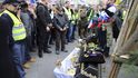 V Praze se demonstrovalo za zbraně: Odpůrci nařízení přinesli rakev plnou střeleckých medailí