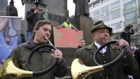 Odpůrci směrnice EU o zbraních protestovali v centru Prahy.