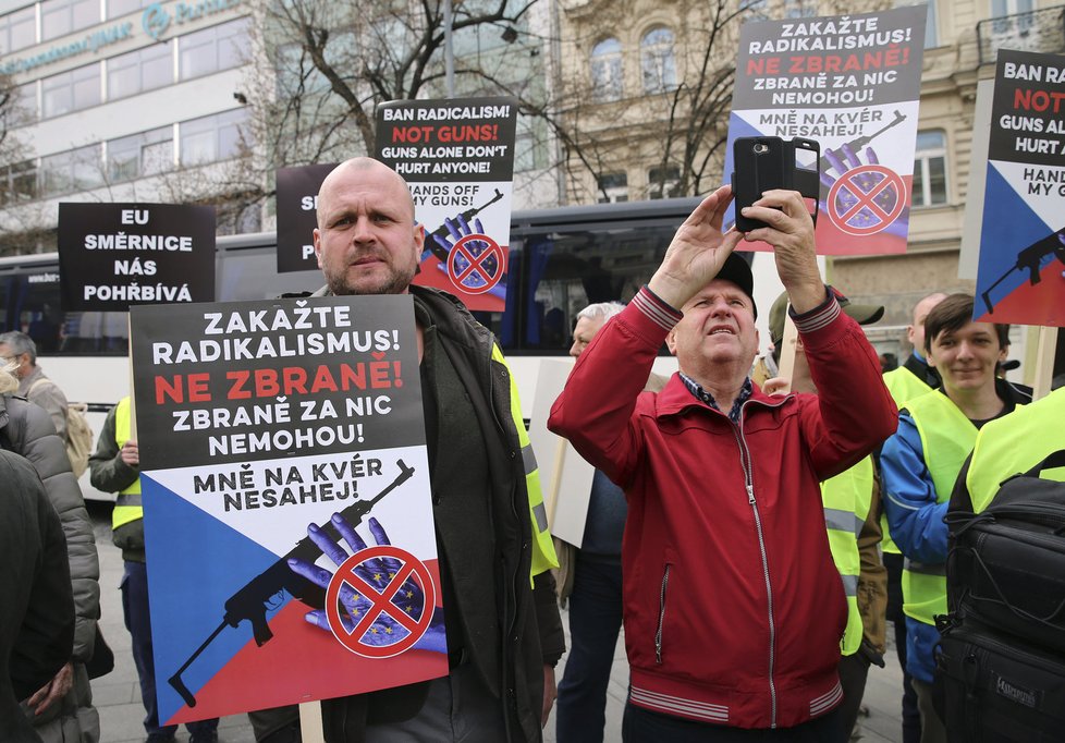 Odpůrci směrnice EU o zbraních protestovali v centru Prahy.