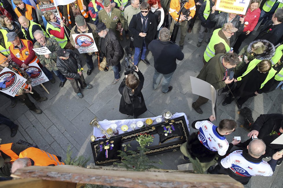 Odpůrci směrnice EU o zbraních protestovali v centru Prahy.