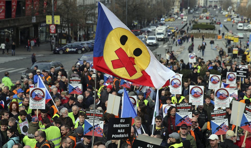 Odpůrci směrnice EU o zbraních protestovali v centru Prahy.