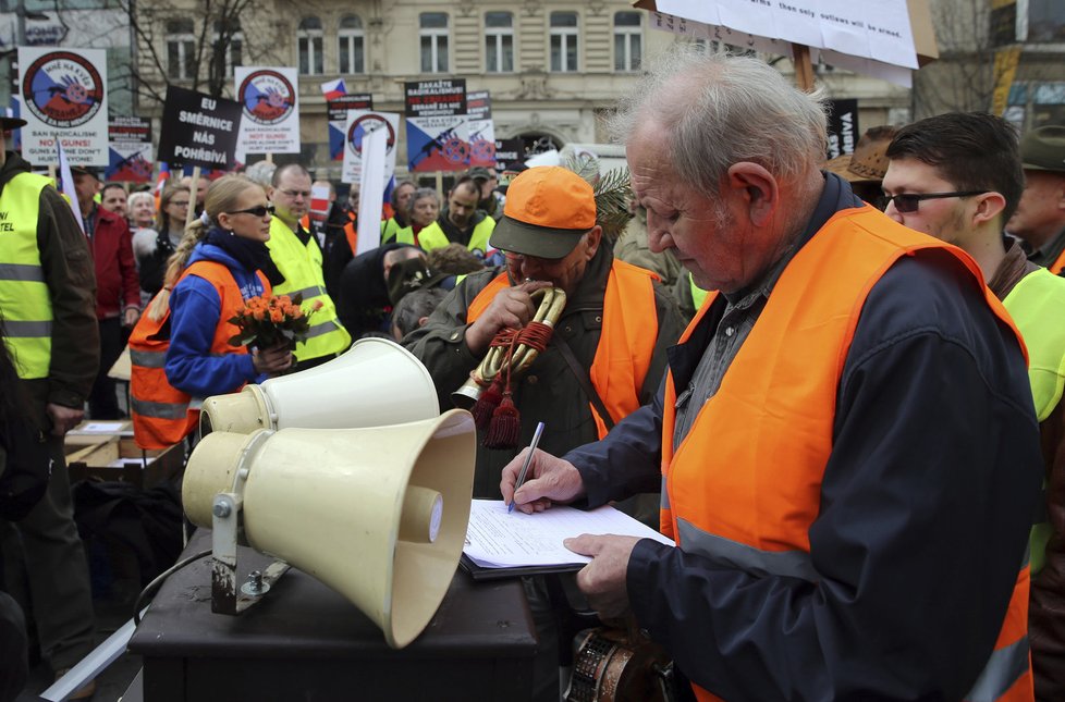 Odpůrci směrnice EU o zbraních protestovali v centru Prahy.