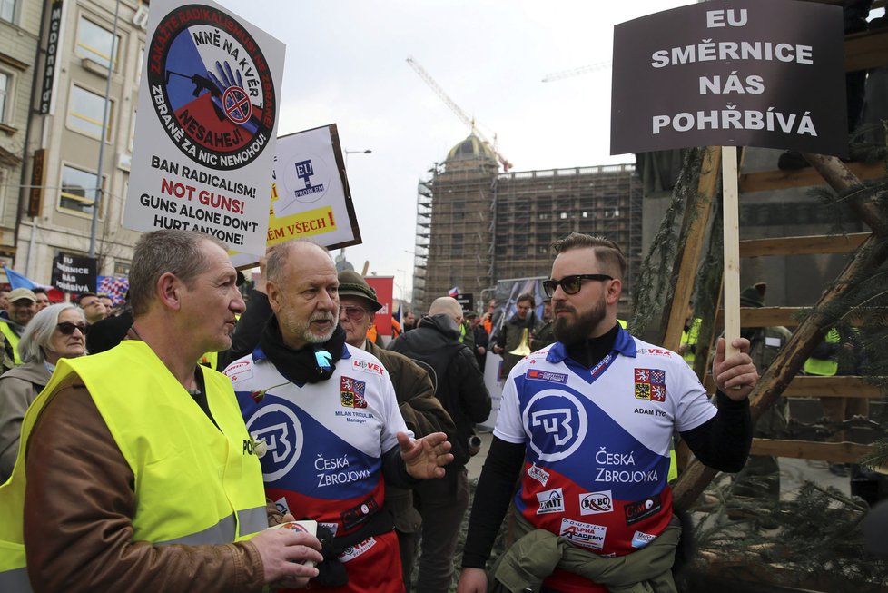 Odpůrci směrnice EU o zbraních protestovali v centru Prahy.