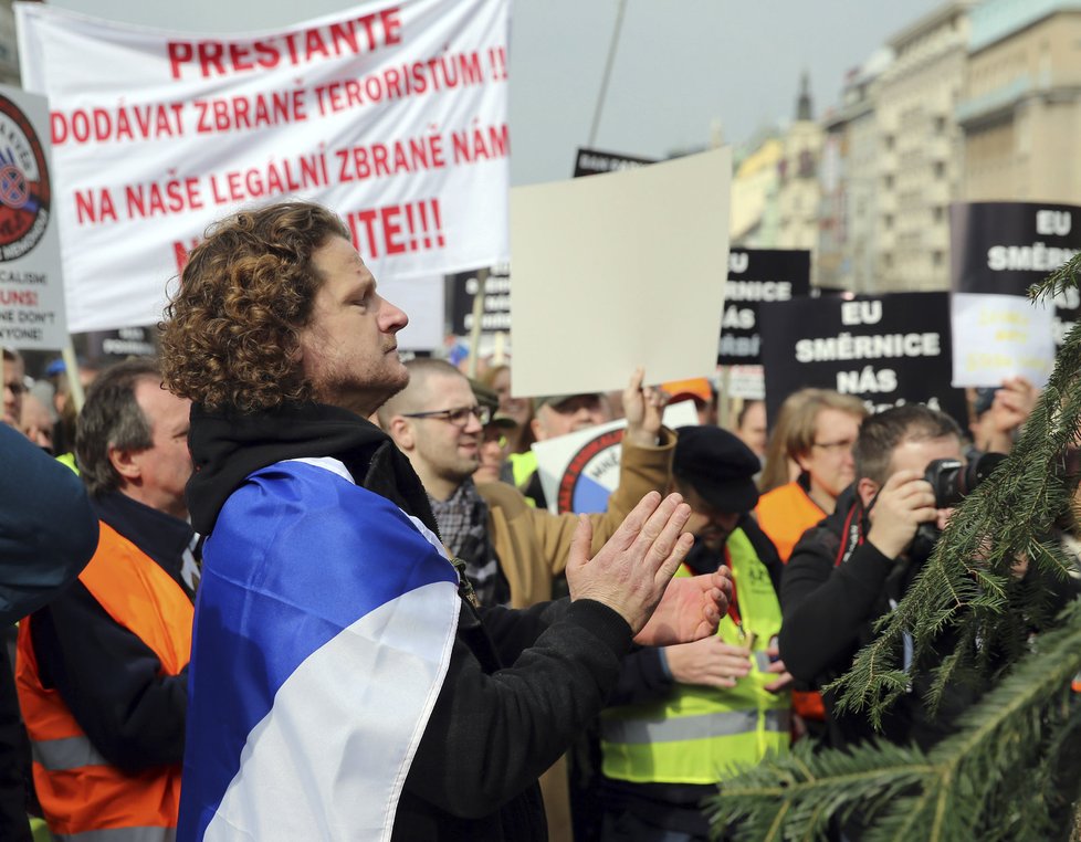 Odpůrci směrnice EU o zbraních protestovali v centru Prahy.