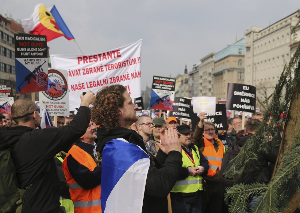 Odpůrci směrnice EU o zbraních protestovali v centru Prahy.