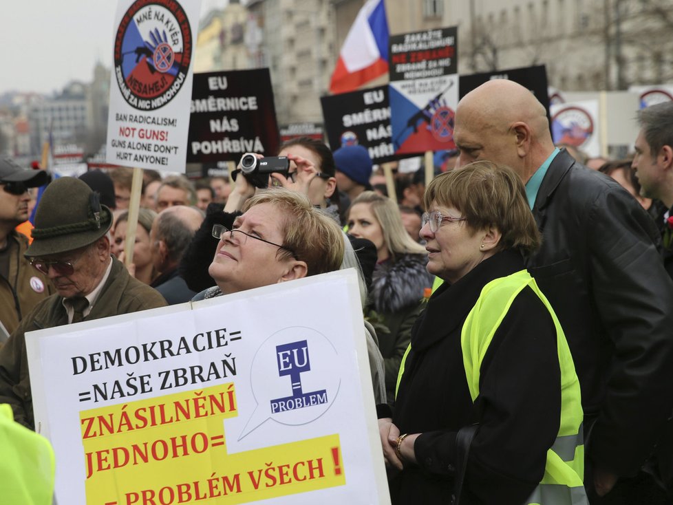 Odpůrci směrnice EU o zbraních protestovali v centru Prahy.