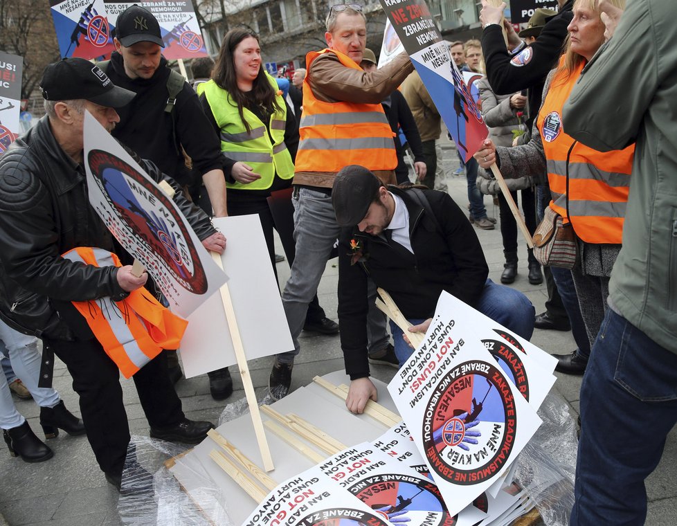 Odpůrci směrnice EU o zbraních protestovali v centru Prahy.