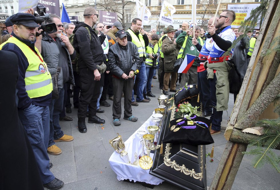 V Praze se demonstrovalo za zbraně: Odpůrci nařízení přinesli rakev plnou střeleckých medailí.