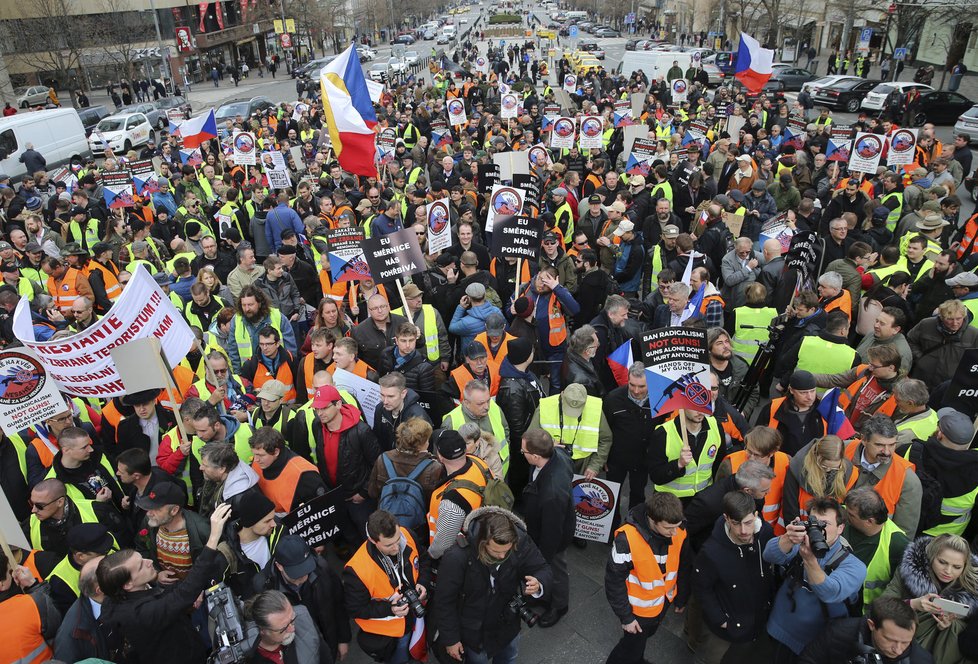 Odpůrci směrnice EU o zbraních protestovali v centru Prahy.