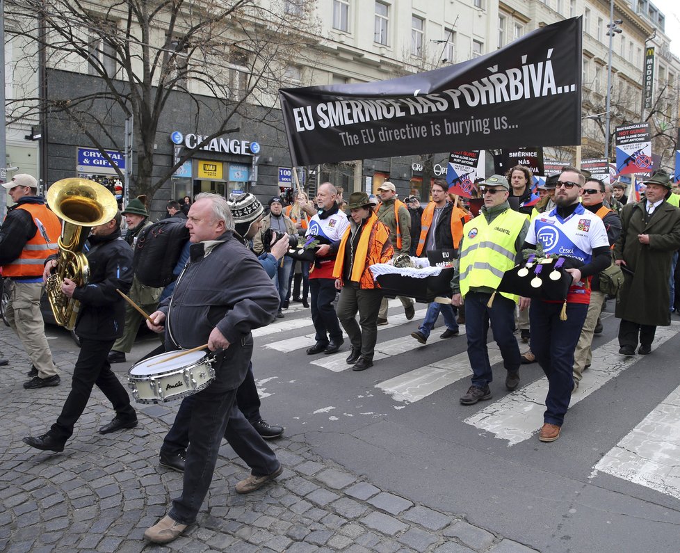 Odpůrci směrnice EU o zbraních protestovali v centru Prahy.