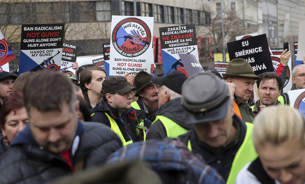 Odpůrci směrnice EU o zbraních protestovali v centru Prahy.