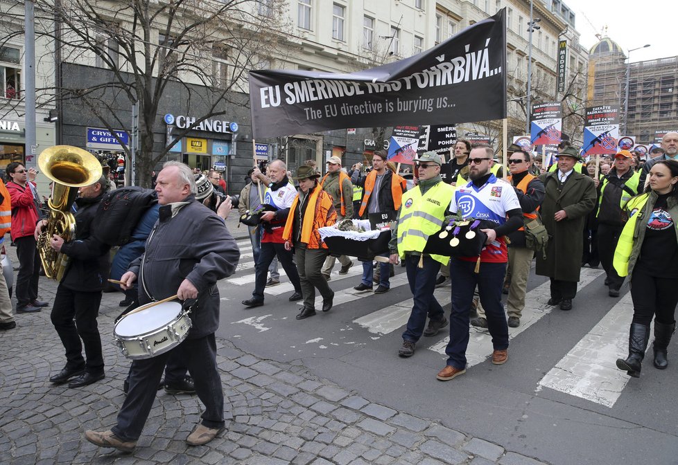 Odpůrci směrnice EU o zbraních protestovali v centru Prahy.