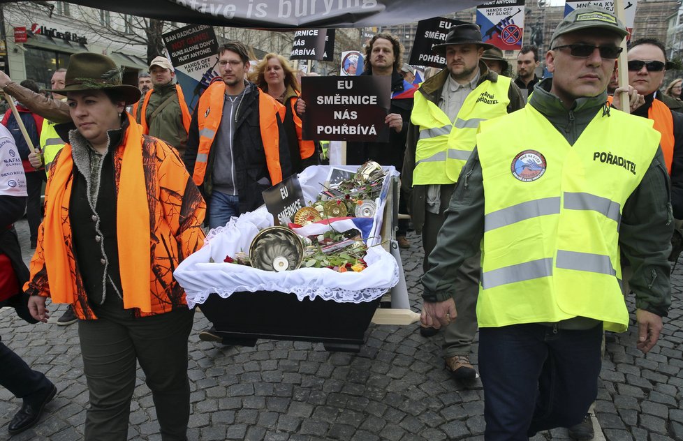 Odpůrci směrnice EU o zbraních protestovali v centru Prahy.