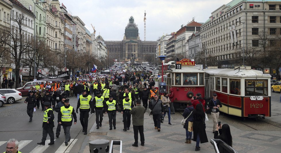 Odpůrci směrnice EU o zbraních protestovali v centru Prahy.