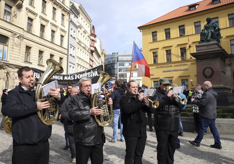 Odpůrci směrnice EU o zbraních protestovali v centru Prahy.