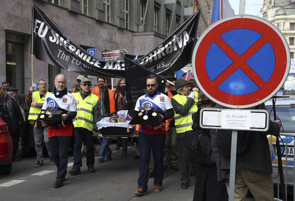 Odpůrci směrnice EU o zbraních protestovali v centru Prahy.