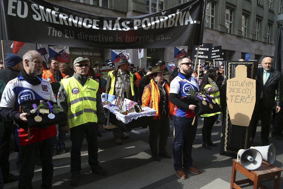 Odpůrci směrnice EU o zbraních protestovali v centru Prahy.