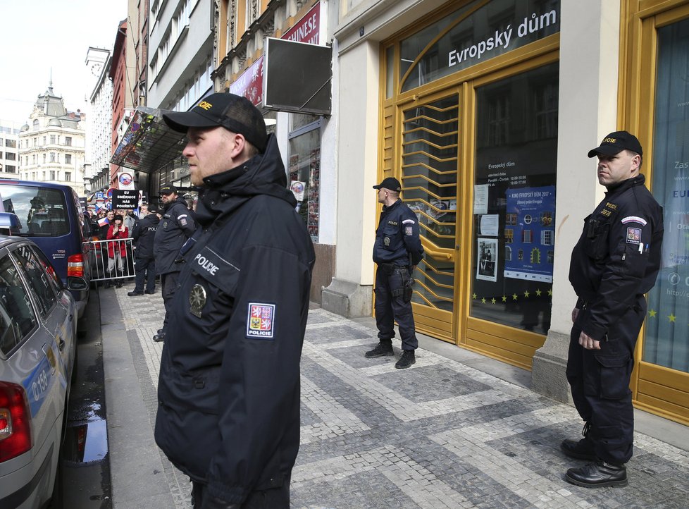 Odpůrci směrnice EU o zbraních protestovali v centru Prahy.