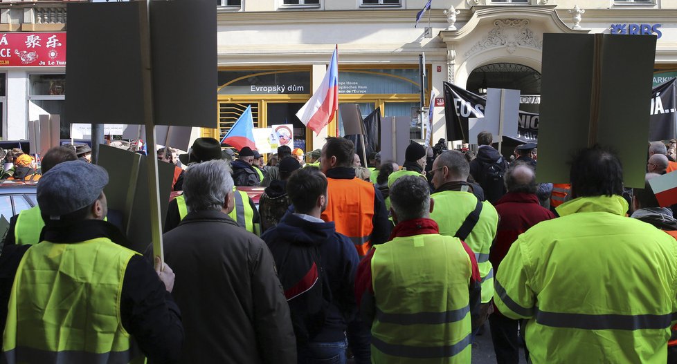 Odpůrci směrnice EU o zbraních protestovali v centru Prahy.