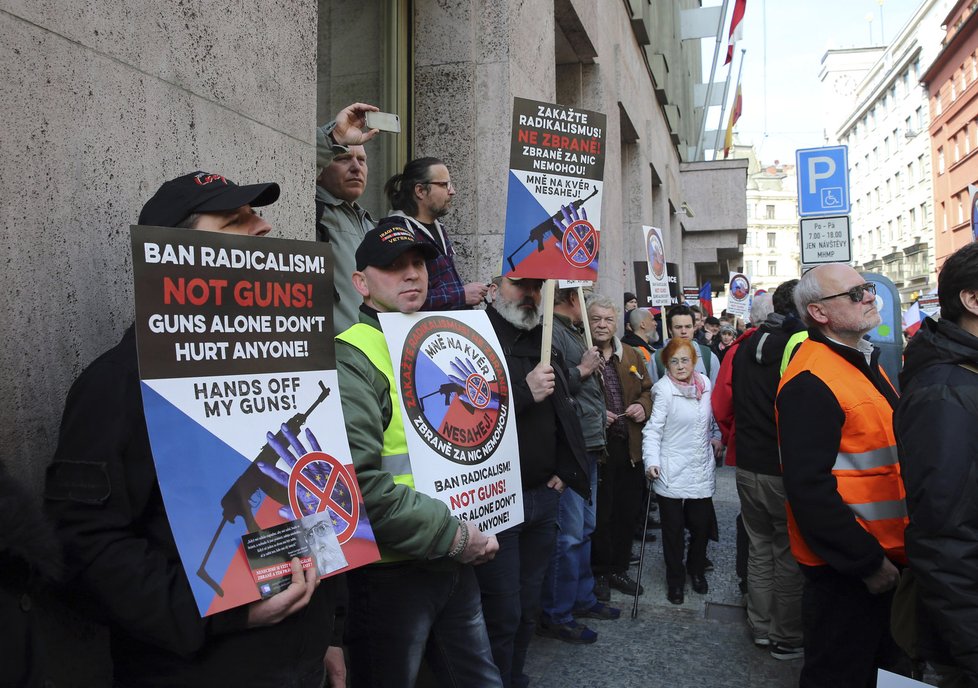 Odpůrci směrnice EU o zbraních protestovali v centru Prahy