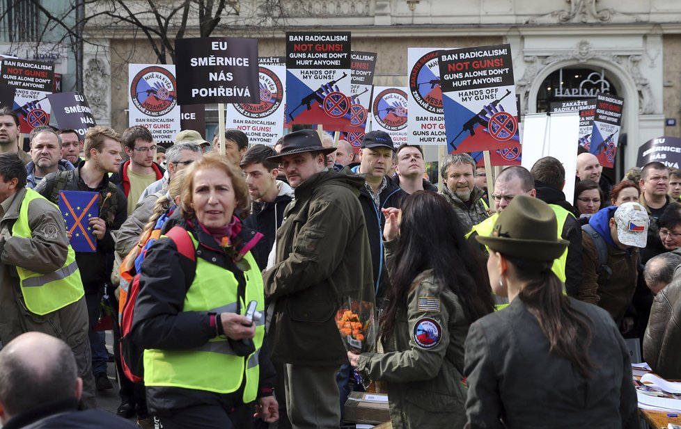 Odpůrci směrnice EU o zbraních protestovali v centru Prahy.