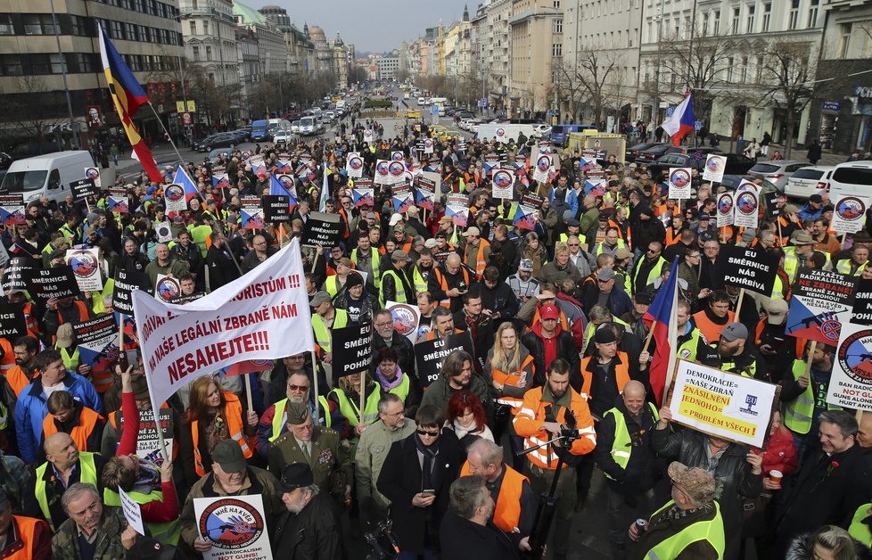 Odpůrci směrnice EU o zbraních protestovali v centru Prahy. Demonstrace z roku 2017.