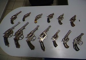 Sbírku revolverů našla ve Staňkově žena při vyklízení pozůstalosti.