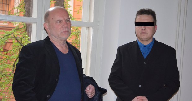 Podle soudu nevinný Radek T. (vpravo) se svým obhájcem Pavlem Hálou.