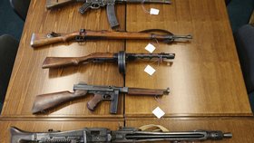 Policie našla u tří mužů nejrůznější zbraně: jednalo se o pistole, kulomety, granátomet i velké množství munice.