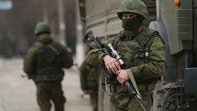 V Simferopolu hlídají muži s odstřelovacími puškami Dragunov. Model byl vyvinut v Rusku 1993. Odstřelovači jsou rozmístěni mezi vojáky, nepracují sami. Zasáhnout cíle ve vzdálenosti 600 m ale pro ně není problém.
