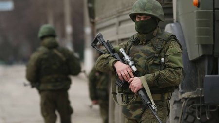 V Simferopolu hlídají muži s odstřelovacími puškami Dragunov. Model byl vyvinut v Rusku 1993. Odstřelovači jsou rozmístěni mezi vojáky, nepracují sami. Zasáhnout cíle ve vzdálenosti 600 m ale pro ně není problém.