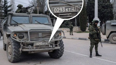 Značka obrněných vozidel prozrazuje, že vojáci jsou z Ruska.