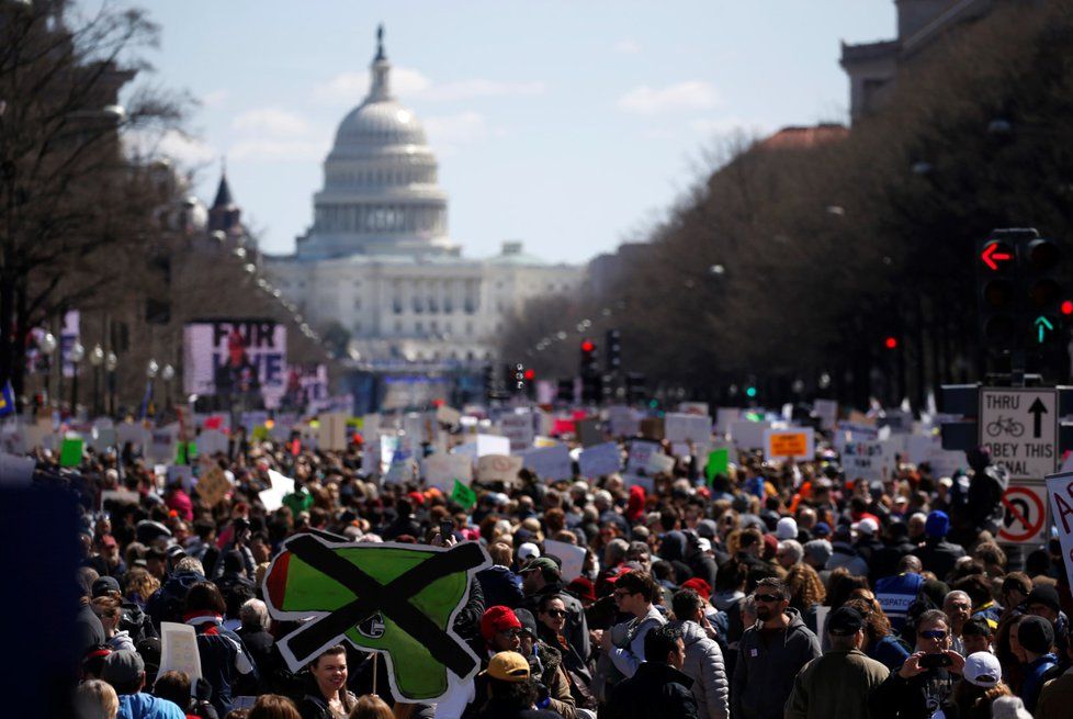 Statisíce lidí ve Spojených státech demonstrují proti zbraním.