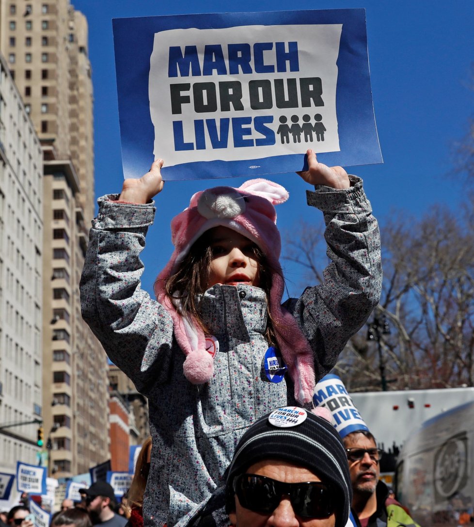 Statisíce lidí ve Spojených státech demonstrují proti zbraním