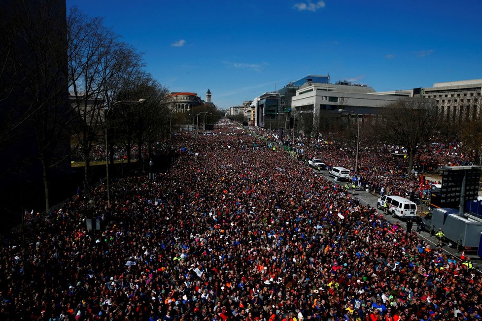 Statisíce lidí ve Spojených státech demonstrují proti zbraním