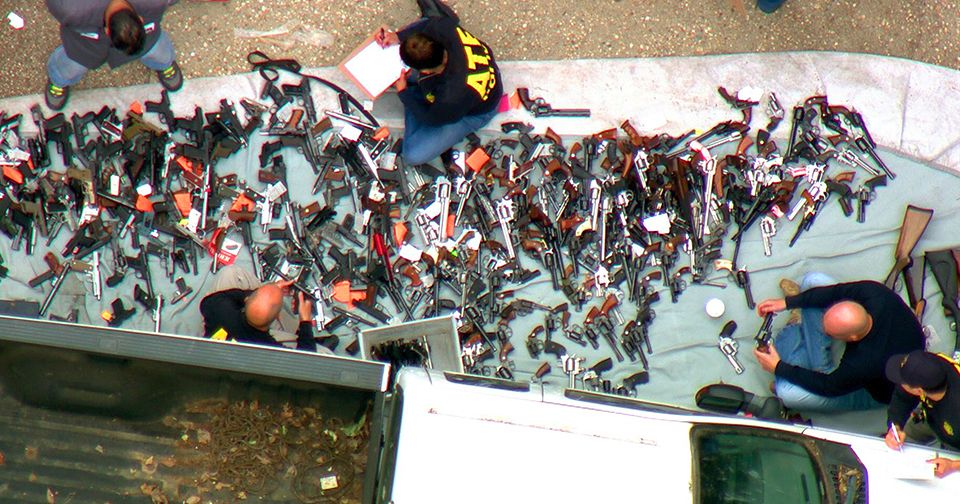 Americká policie zajistila více než tisíc zbraní v luxusní čtvrti v L.A.