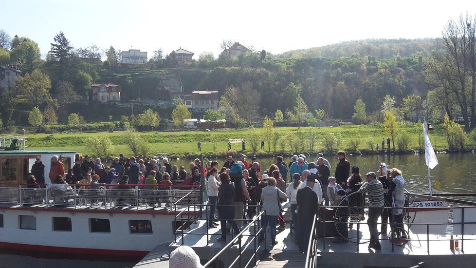 Loď zde kotvila pouhých pár minut, než nastoupili cestující a vydala se směrem na Slapy.