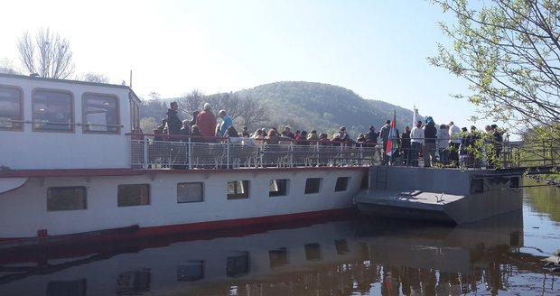 Loď Vltava zakotvila po letech u zbraslavského mola.