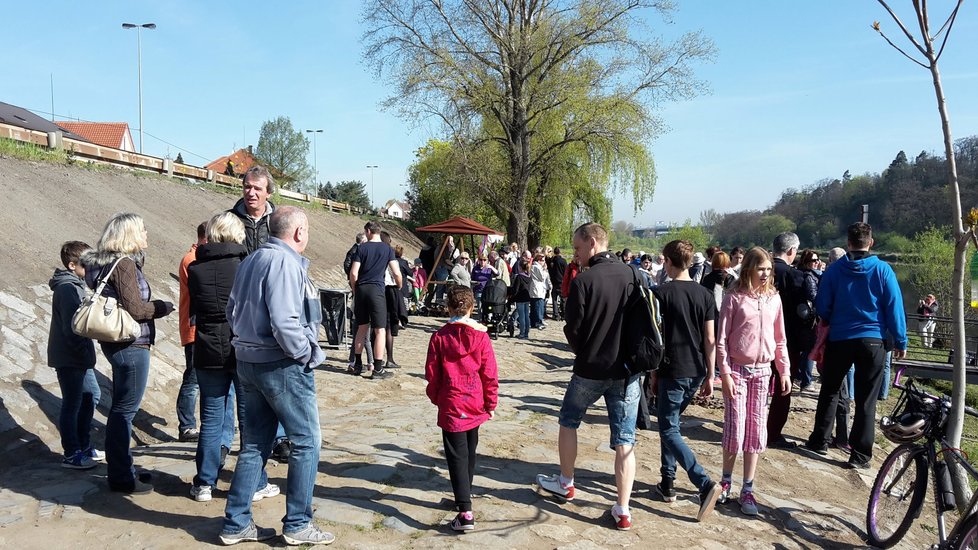 Na nábřeží se dostavilo několik desítek občanů Zbraslavi.