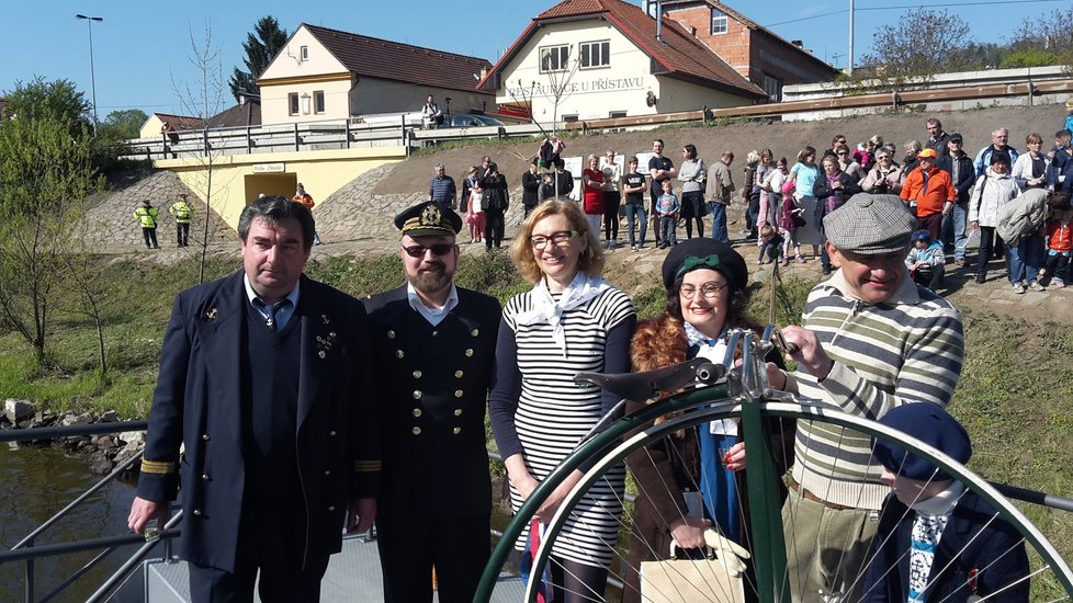 Místní, včetně starostky Vejvodové a kapitána, vítali znovuotevření mola pro paroplavbu.