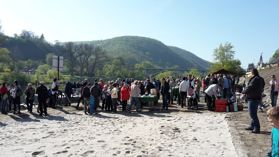 Přivítání lodě Vltava sledovalo několik desítek lidí.