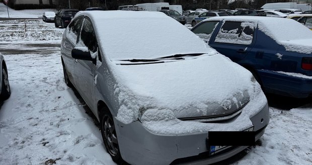 Muž se sápal pod cizí auto: Spadlo z heveru a zabilo ho!