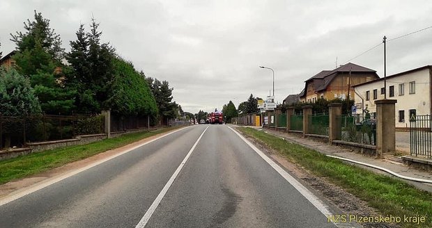 Na Plzeňsku unikl plyn z vyrovnávací nádrže: Hasiči evakuovali 30 lidí.